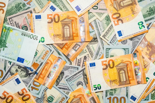 Tło banknotów dolarowych i euro kupie pieniądze