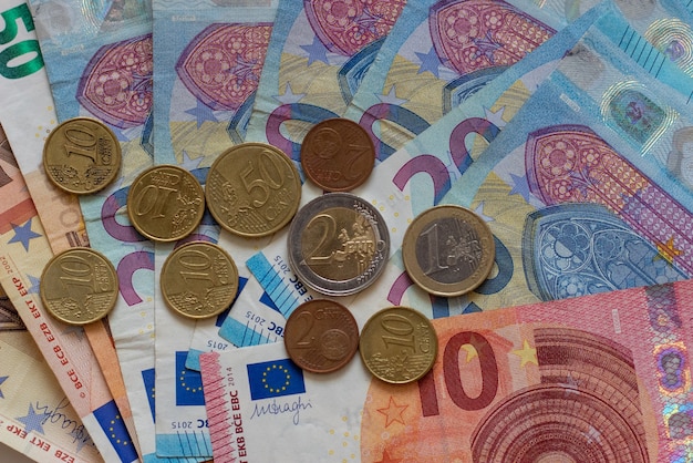 Tło banknotów euro i monet euro centów Tekstura euro