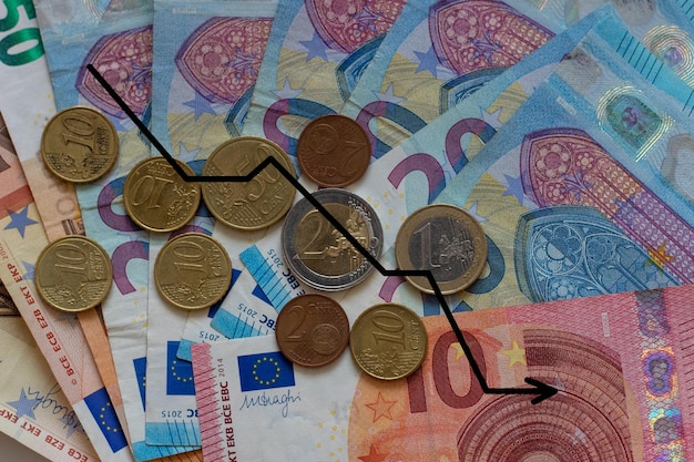 Tło banknotów euro w zbliżeniu z wykresem upadku