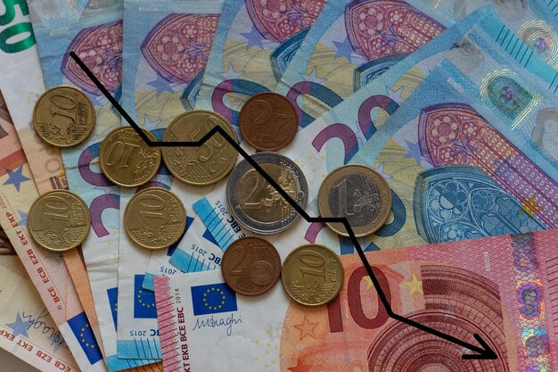 Tło banknotów euro w zbliżeniu z wykresem upadku