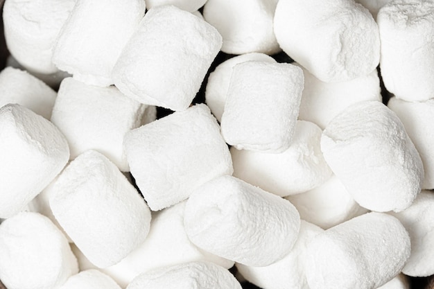 Tło białe małe marshmallows zbliżenie