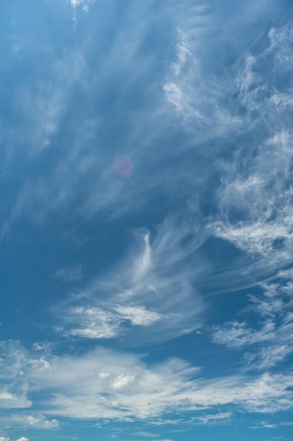 Tło Błękitne niebo i chmury cirrus