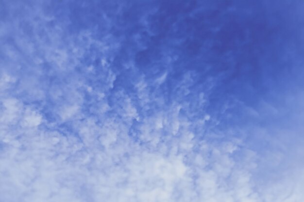 Zdjęcie tło błękitne niebo