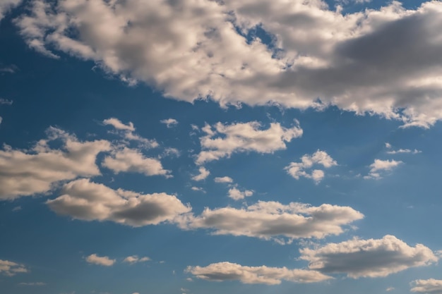 Tło błękitnego nieba z białymi chmurami w paski panorama błękitnego nieba może służyć do wymiany nieba