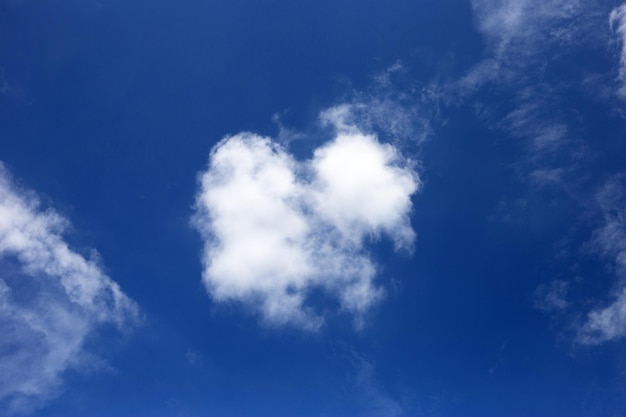 Tło błękitnego nieba z chmurą Kształt serca