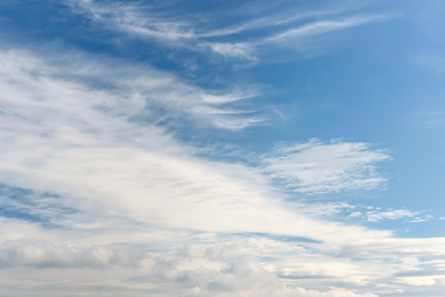 Tło Błękitnego Nieba Z Chmurami Cumulus