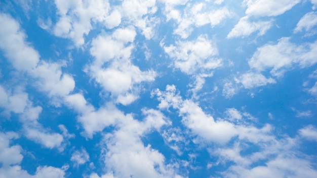 Zdjęcie tło błękitnego nieba z chmurami