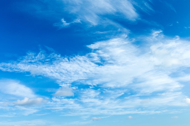Zdjęcie tło błękitnego nieba z drobnymi chmurami. panorama