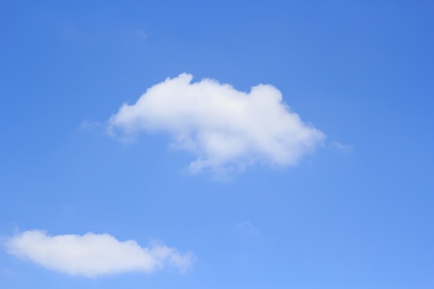 tło błękitnego nieba z drobnymi chmurami