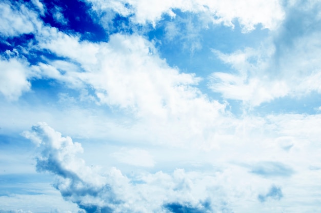 Zdjęcie tło błękitnego nieba z drobnymi chmurami