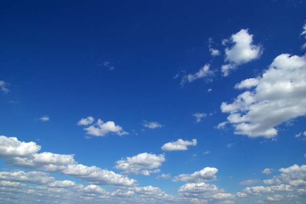 Tło błękitnego nieba z drobnymi chmurami