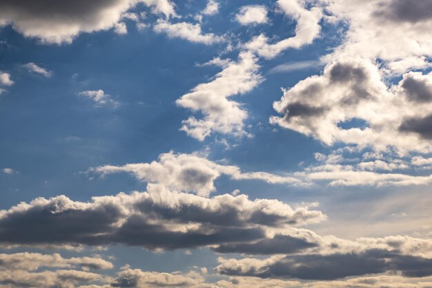 Tło błękitnego nieba z dużą malutką chmurą w paski Stratus cirrus przed burzą