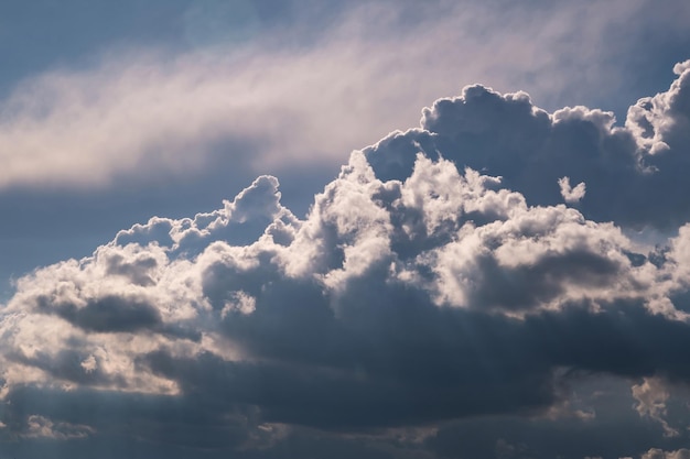 Zdjęcie tło błękitnego nieba z dużymi białymi malutkimi chmurami w paski stratus cirrus