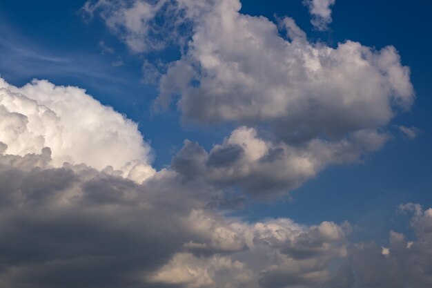 Tło błękitnego nieba z dużymi białymi malutkimi chmurami w paski Stratus cirrus