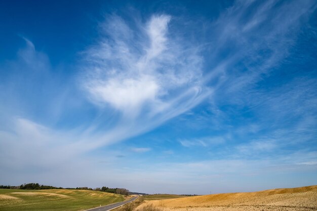 Tło błękitnego nieba z maleńkimi chmurami w paski Stratus cirrus Oczyszczający dzień i dobra wietrzna pogoda