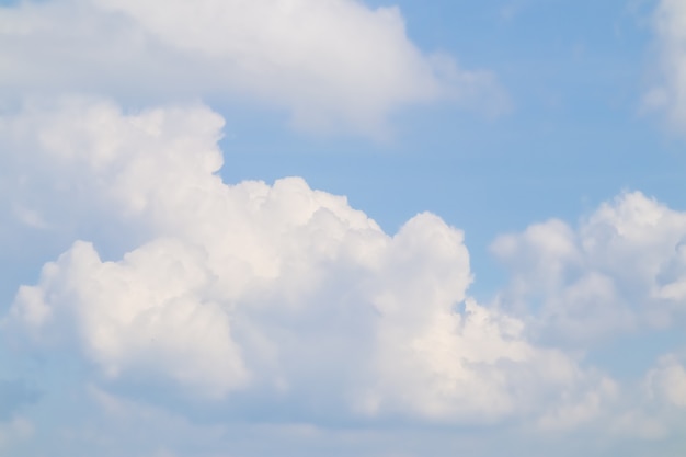 Tło błękitnego nieba z malutkimi chmurami. Pochmurno błękitne niebo streszczenie tło.