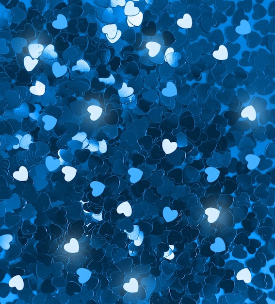 Tło brokatu Walentynki 2023. Tapeta w niebieskie serca z konfetti. Kartkę z życzeniami lub baner
