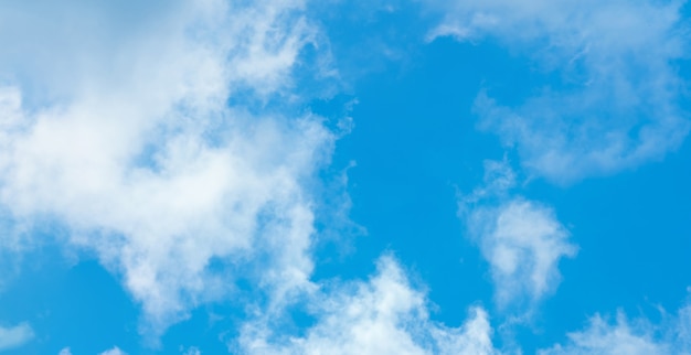Zdjęcie tło, chmura - błękitne niebo z białymi chmurami