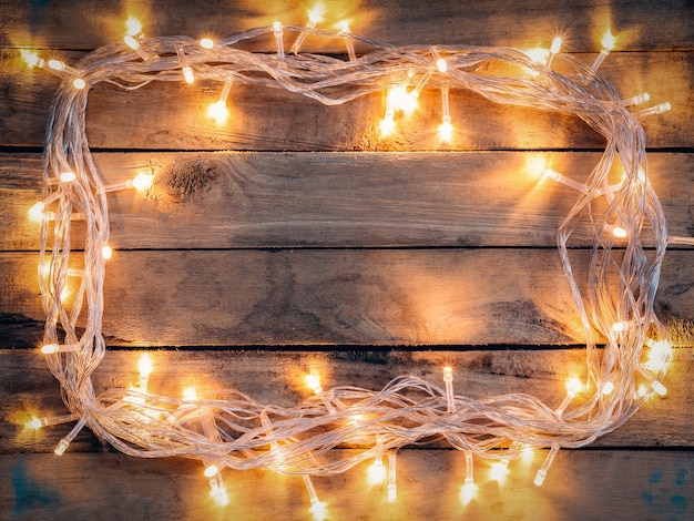 Tło dekoracji świąteczne - zabytkowe deski z drewna światła z tekstem miejsca kopiowania.