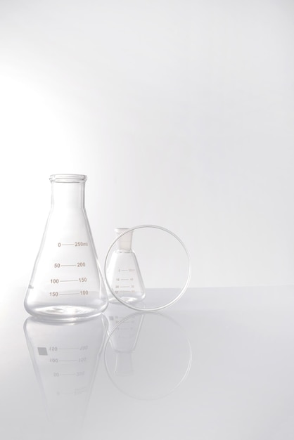 Tło dla brandingu i prezentacji produktu. Pusta kolekcja szklanych naczyń laboratoryjnych do badań biologicznych.