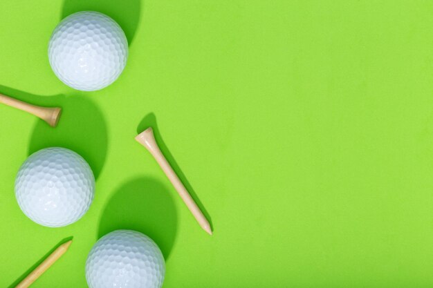 Zdjęcie tło golfowe grupa piłek golfowych i tee na zielonym tle widok górny przestrzeni kopiowania