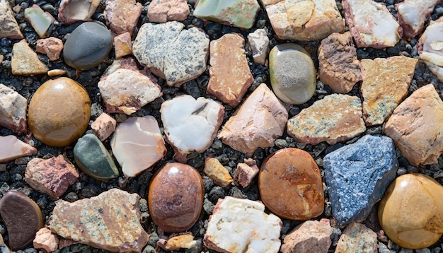 Tło kolorowych kamieni o różnych kształtach