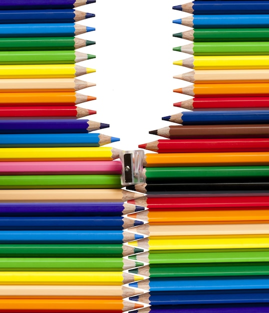 Tło kolorowych ołówków w różnych kolorach i temperówka