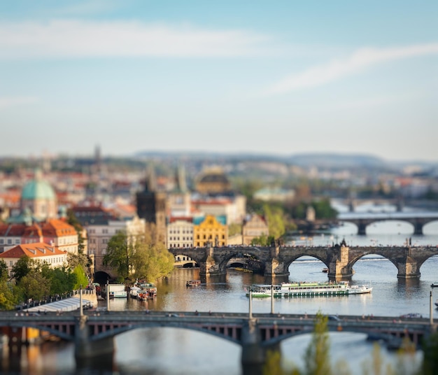 Tło koncepcji podróży Praga podwyższony widok mostów nad Wełtawą z parku Letna z efektem zabawki z przesunięciem pochylenia płytkiej głębi ostrości Praga Czechy