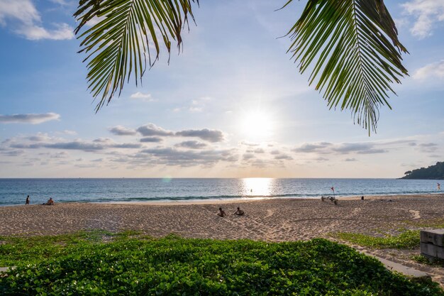 Tło koncepcji wakacji na plaży Rama natury z palmami kokosowymi na plaży z rozbłyskiem światła słonecznego piękny zachód lub wschód słońca krajobraz w tle