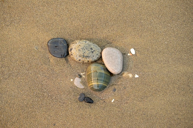 Tło małych kamieni przy plaży