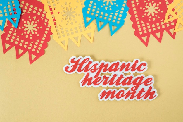Zdjęcie tło miesiąca dziedzictwa latynoskiego z meksykańskimi papierowymi flagami