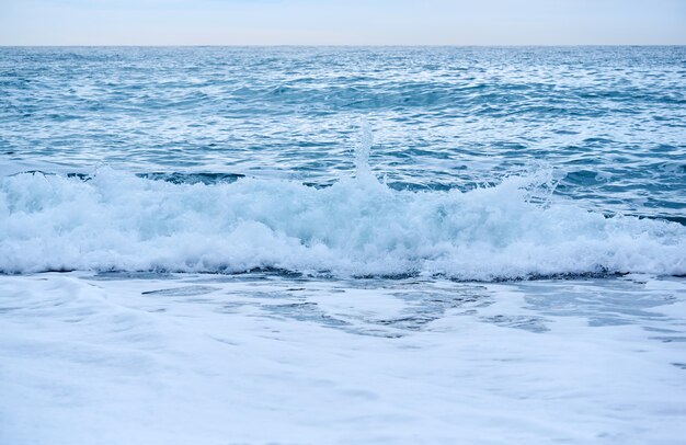 Tło - Morze Surfować W Pochmurny Dzień, łamiąc Falę