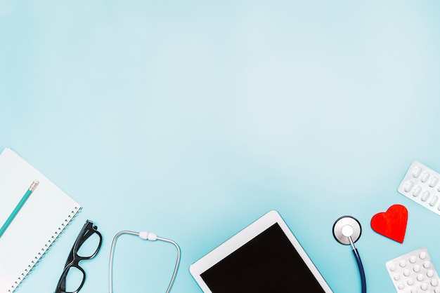 Zdjęcie tło na medycynie z stetoskopem, medycyną, pastylką i notatnikiem