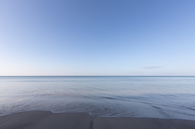 Zdjęcie tło na plaży rano wyczyść niebo z miejsca kopiowania