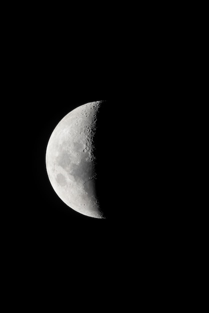 Tło nocnego nieba z połową księżyca na czarnym niebie Astro zdjęcie w zimową noc z miękkim selektywnym fokusem