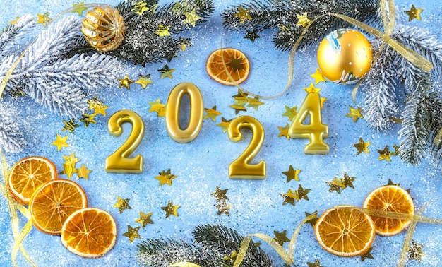 Zdjęcie tło nowego roku ze złotymi liczbami 2024 i jasnym dekoracją nowego roku
