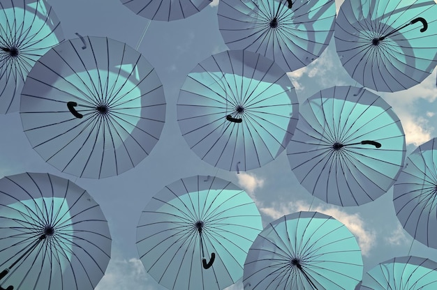 Tło parasola nieba Niebieskie parasole wiszące od dołu do góry Dekoracja ulica