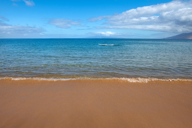 Tło plaży spokojna piękna fala oceanu na piaszczystej plaży widok na morze z tropikalnej plaży morskiej