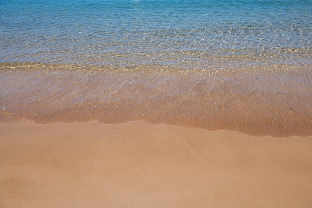 Tło plaży spokojna piękna fala oceanu na piaszczystej plaży widok na morze z tropikalnej plaży morskiej