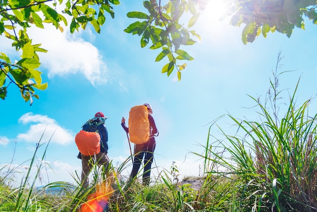 Tło podróży. Dwa backpacker pozycja na górze patrzeje niebieskie niebo. Wolność życia