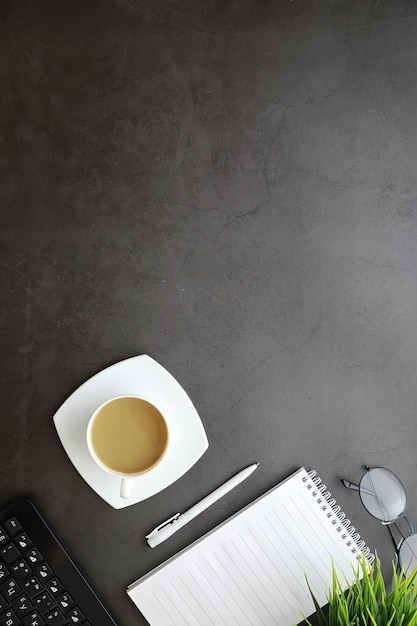 Tło pulpitu biurowego z filiżanką kawy i przyborami do pisania Biurko menedżera pióro notebooka