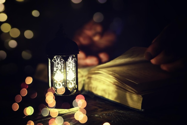 Tło Ramadan Kareem Świecąca ozdobna arabska latarnia i święta księga Koranu