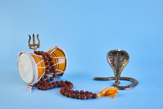 Tło Shivaratri z shivas trident pelet bęben damroo instrument muzyczny i wąż maha shivr