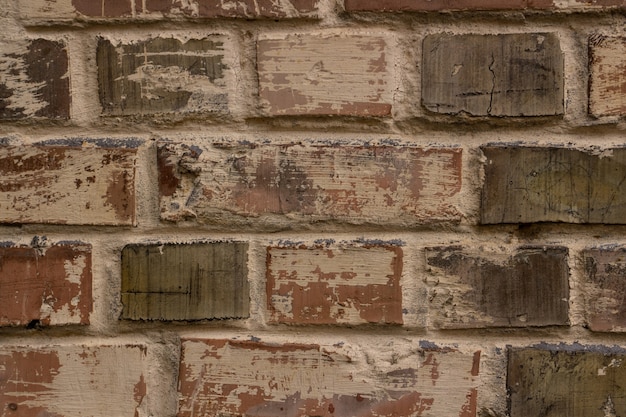 Zdjęcie tło starego ceglanego muru pokrytego farbą