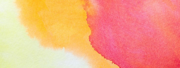 Tło sztuki abstrakcyjnej jasnoczerwone i żółte kolory malarstwo akwarelowe z miękkim różowym gradientem
