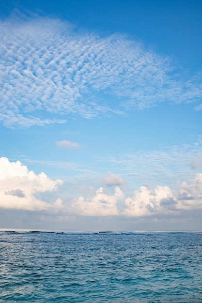 Tło turkusowego morza i błękitnego nieba