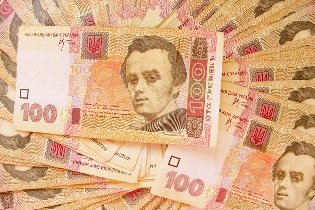 tło ukraińskich pieniędzy o wartości 100