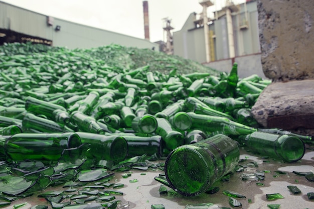Tło wiele kawałków recyklingu potłuczonego szkła na zielono