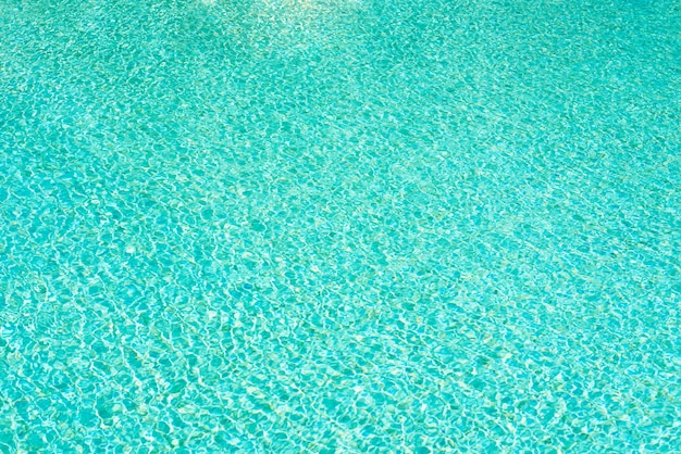 Tło woda w błękitnym pływackim basenie, wody powierzchnia z słońca odbiciem