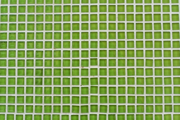 Tło wykonane z kwadratowej małej zielonej mozaiki z przestrzenią do kopiowania